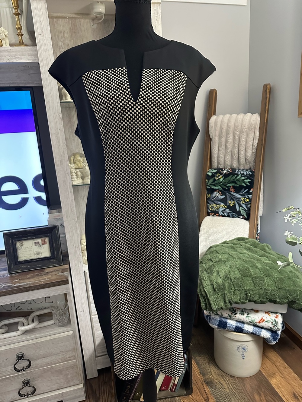 connected apparel Black and White Cap-Sleeve Sheath Dress